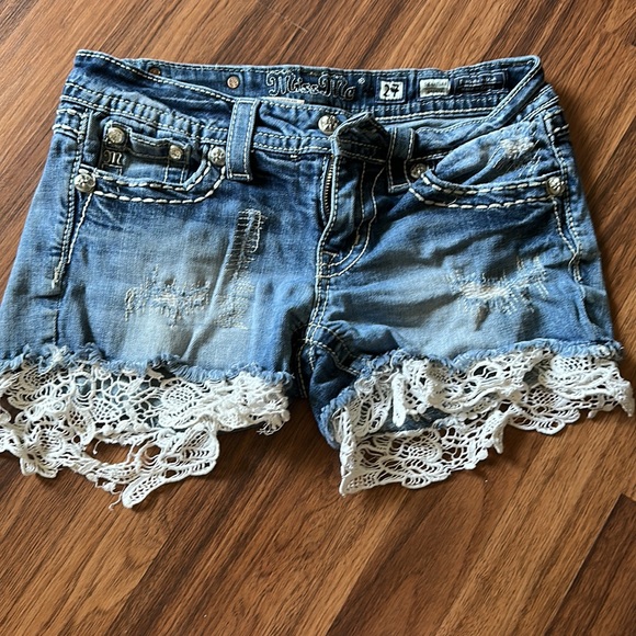 Miss Me Signature Shorts Size 27 - Picture 2 of 4